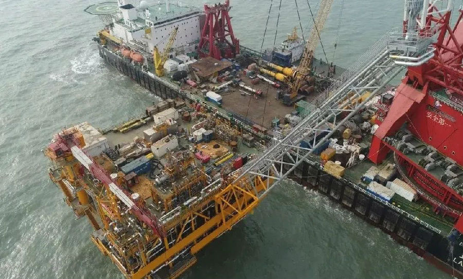 2019年4月底、9月底，約1200噸的導管架和約3000噸的平臺組塊，均按期完成陸地建造施工，并具備出海安裝狀態。而在此期間，施工人員投入將近10萬人工日，其中，動火作業達4000多次，高空作業、限制空間作業等則難以計數，“幾乎每一天都是決戰日”。而為了確保每一個決戰日都是安全日，每天都有26名安全員拉網式排查安全隱患。
