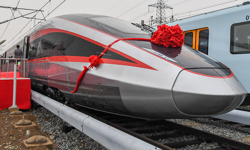 10月21日，我國自主研發的時速400公里跨國互聯互通高速動車組，在中車長春軌道客車股份有限公司下線。列車可在不同氣候條件、不同軌距、不同供電制式標準的國際鐵路間運行，能讓國際、洲際旅行更便捷。圖為在中車長春軌道客車股份有限公司拍攝的時速400公里跨國互聯互通高速動車組。（新華社記者 張楠 攝）