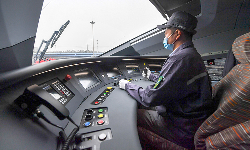 圖為10月21日，在中車長春軌道客車股份有限公司，工作人員駕駛時速400公里跨國互聯互通高速動車組進行變軌運行演示。（新華社記者 張楠 攝）