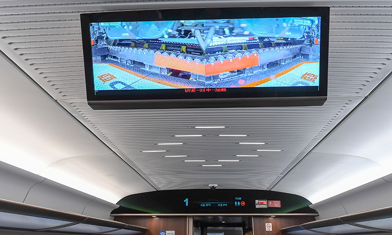 10月21日，時速400公里跨國互聯互通高速動車組的車內屏幕播放變軌運行情況。（新華社記者 張楠 攝）