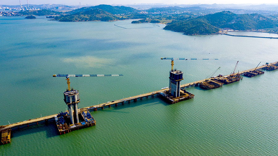 日前，隨著福廈高鐵湄洲灣跨海大橋主墩承臺零號塊的施工完成，標志著大橋順利進入上部結構施工階段。（金偉 攝）