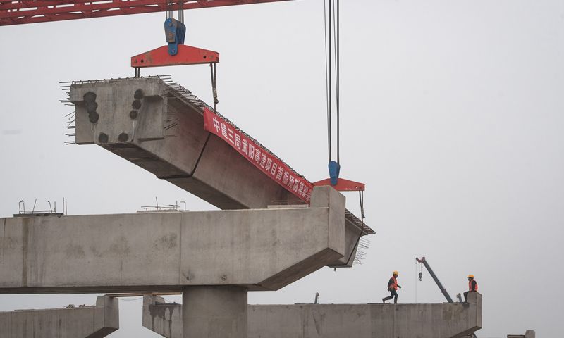 圖為10月18日，來自中建三局的建設者在武陽高速鄂州段建設現場施工。（新華社記者 肖藝九 攝）