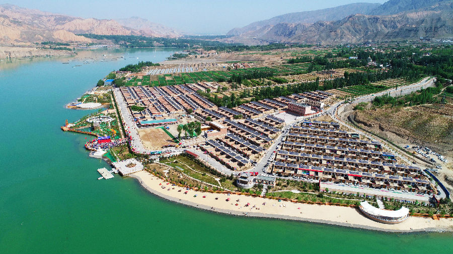 中國華能為青海尖扎縣德吉村易地扶貧搬遷安置點安裝屋頂光伏。