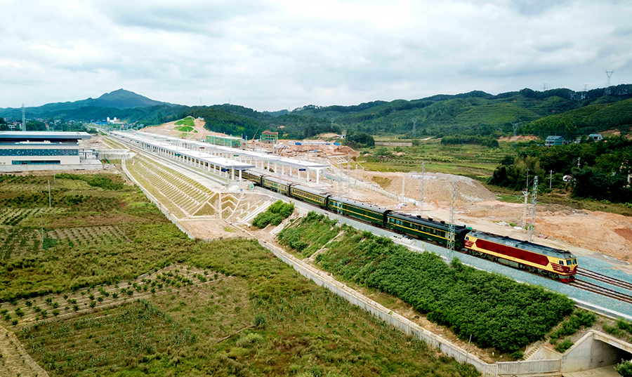 近日，由中國鐵建所屬中鐵二十五局參建的焦柳鐵路廣西段電氣化改造工程開通運營，廣西段內開行了44年的內燃機車將逐漸退出歷史舞臺，焦柳鐵路廣西段正式步入電氣化時代。圖為列車駛出新建融安站。（梁海軍 攝）