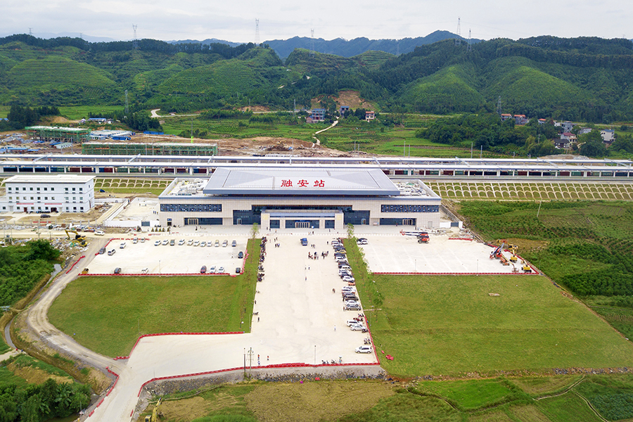 焦柳鐵路修建于20世紀70年代，全長1636.3公里，預計于今年底實現全線開通電氣化，屆時往返懷化至柳州的貨物列車運輸時長將減少90分鐘，運輸效能將提高25%。圖為9月中旬，中鐵二十五局承建的焦柳鐵路電氣化改造工程新建融安火車站開通運營。（周群能 攝）