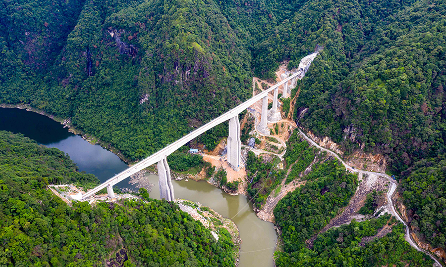 衢寧鐵路是一條精準扶貧鐵路。俗話說：“火車一響，黃金萬兩。”鐵路的通行對于當地經濟的發展有著至關重要的影響。衢寧鐵路正線全長約379公里，設計時速160公里，是一條電氣化客貨共線鐵路。它一路翻山越嶺，跨越惡劣的地理環境，在閩東北至浙西南、贛東北地區間架起一條快捷的運輸通道，結束遂昌、松陽、龍泉、慶元、松溪、政和、屏南、周寧等縣市不通鐵路的歷史，對于鞏固沿線經濟欠發達地區脫貧攻堅成果、促進沿線旅游開發和經濟社會發展、完善區域鐵路網布局等具有重要意義。圖為衢寧鐵路全線最高墩橋梁，高達113米。