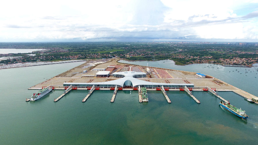 9月26日，由中交集團所屬中國路橋參與投資運營、二航院設計施工采購總承包、二航局參建的全球最大客貨滾裝碼頭廣東湛江徐聞港正式開港運營。