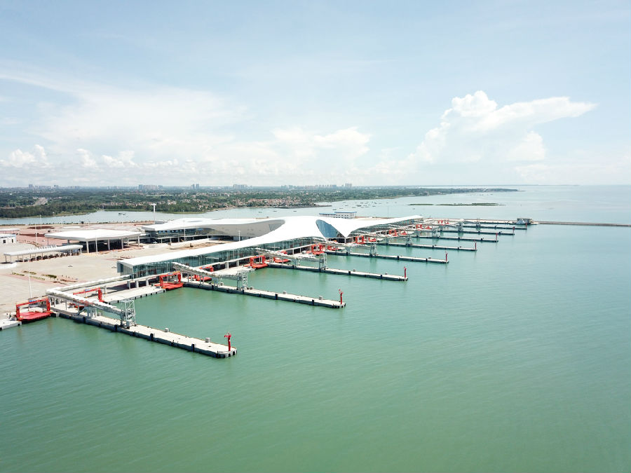 港口建設過程中，項目團隊堅持“智慧港口”建設理念，實現船舶停靠便捷化、旅客登船人性化、客運轉接無縫化、車輛過檢集成化、信息管理智能化，致力打造跨瓊州海峽的車、客、貨黃金通道，建設“三位一體”的現代化水陸交通運輸綜合樞紐。