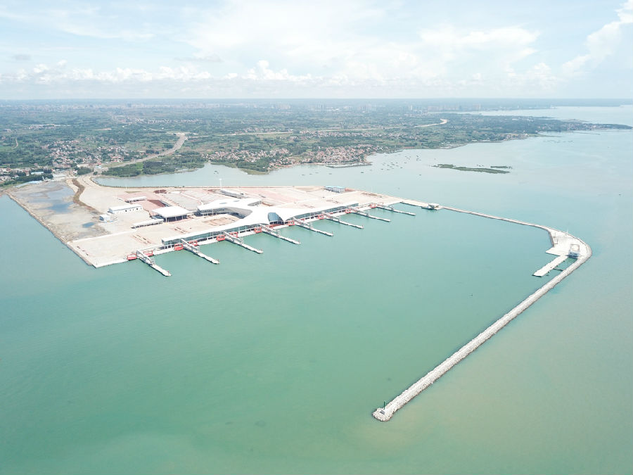 作為國際一流、功能全面、具有示范性的客貨滾裝運輸港口，徐聞港的開港運營，進一步發揮了徐聞對接“一帶一路”和環北部灣經濟帶區位優勢，暢通了瓊州海峽通道，對推動粵瓊兩省“錯位發展、優勢互補”，促進瓊州海峽經濟帶高質量發展具有重要意義。