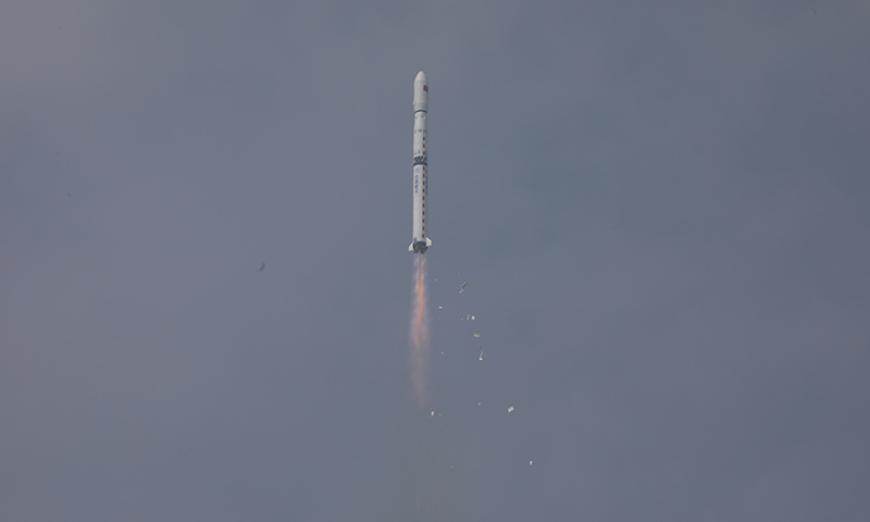 9月27日11時23分，我國在太原衛星發射中心用長征四號乙運載火箭，以“一箭雙星”方式將環境減災二號01組衛星送入預定軌道，發射任務獲得成功。新華社發（鄭逃逃 攝）