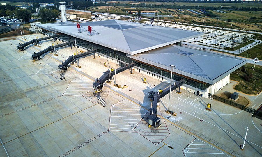 據了解，邯鄲機場的年旅客吞吐量將由目前的100萬人次提升到300萬人次，形成區域性的航空樞紐，近期計劃增開邯鄲到青島、桂林、南寧等地的航線，并加大邯鄲至西南、華東及中南地區的航班密度。