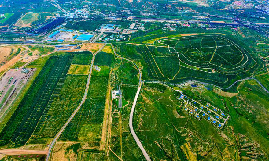 近年來，國家能源集團準能集團堅持清潔發展，開展植樹造林活動，建設綠色礦山。其中，黑岱溝露天煤礦和哈爾烏素露天煤礦完成復墾總面積2.4萬多公頃。圖為黑岱溝露天煤礦排土場荒漠變綠洲。