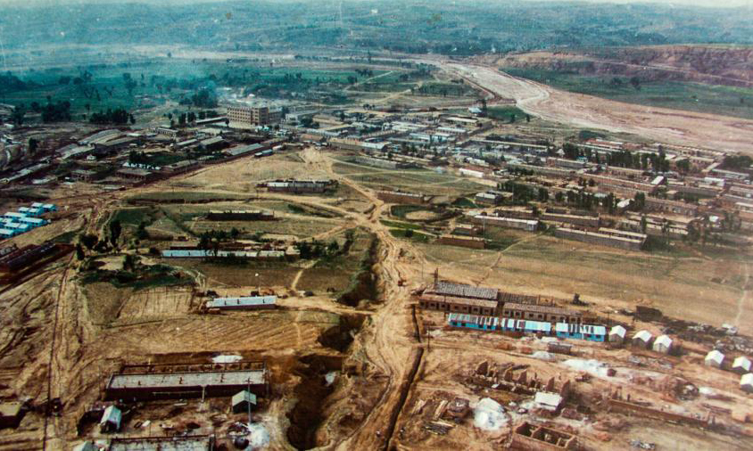 70年代準能集團職工的住所，黃沙滿天飛，條件十分艱苦。