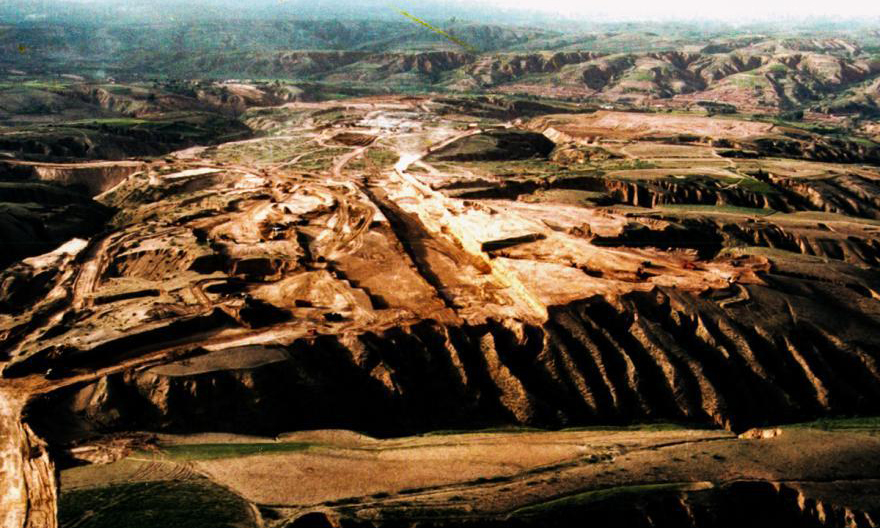 70年代的準格爾旗地域，溝壑縱橫、植被稀疏，被形象的稱為“雞爪子山”。