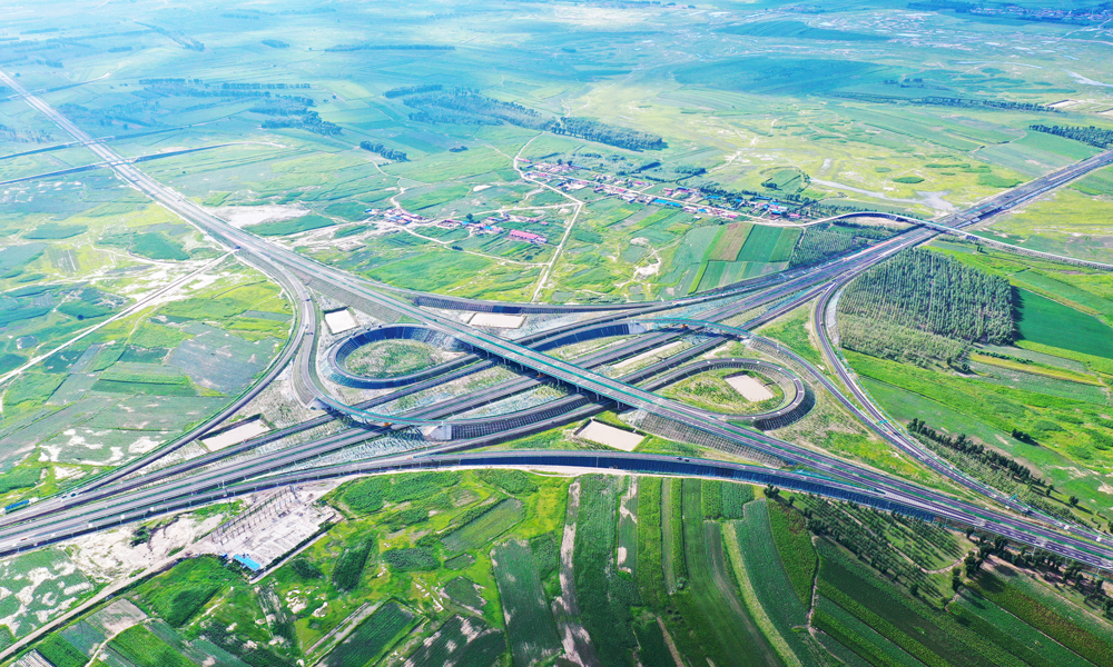 9月15日，由中國交建施工總承包的吉林松原至通榆高速公路正式建成通車，結束了乾安、通榆兩個縣不通高速公路的歷史，成為吉林省西北地區橫向“大動脈”的重要交通樞紐。圖為松通高速孟家互通區。