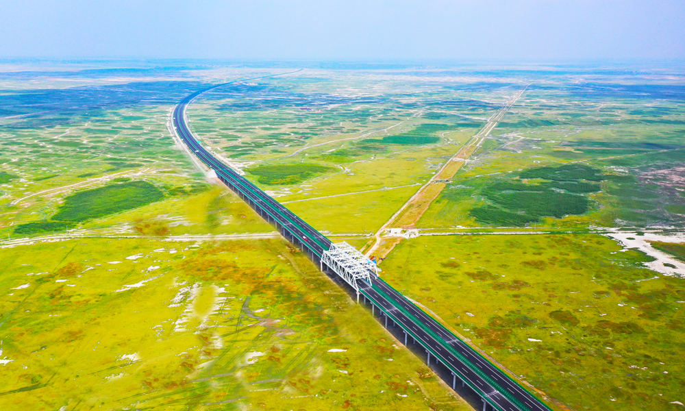 松通高速起點位于松原市與大廣高速交叉處拐脖店互通，經前郭縣、乾安縣、通榆縣，止于通榆縣與內蒙古自治區科右中旗交界處，全長206公里，采用雙向四車道標準建設，設計時速120公里。圖為松通高速長西公鐵分離橋。