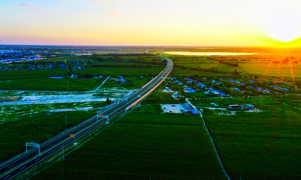 圖為無人機拍攝的松通高速。