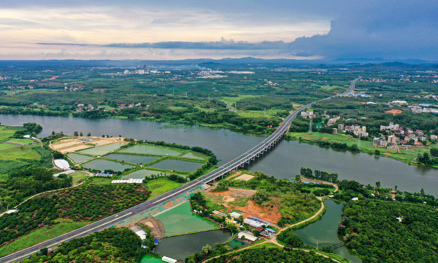 9月17日上午，由中交一航局和二公院聯合投資建設、中交資管負責運營管理的玉林至湛江高速公路（廣東段）建成通車并交付運營，標志著玉湛高速全線通車。此前廣西段已于今年6月30日通車運營。圖為玉湛高速九洲江大橋。