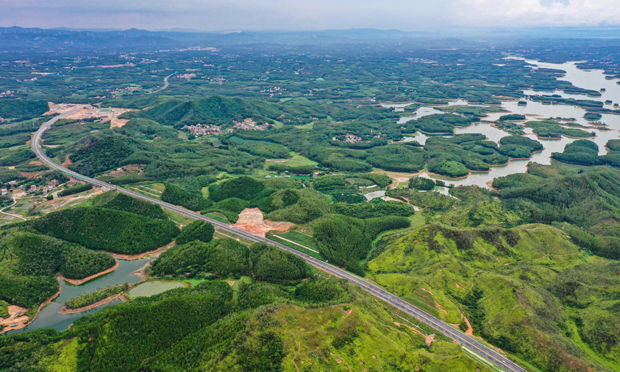 玉湛高速是廣東省高速公路網連通廣西的9條出省通道之一。玉湛高速北起廣西玉林市陸川縣馬坡鎮，南至廣東湛江市東海島東山鎮，路線總長175公里。圖為玉湛高速石嶺段。