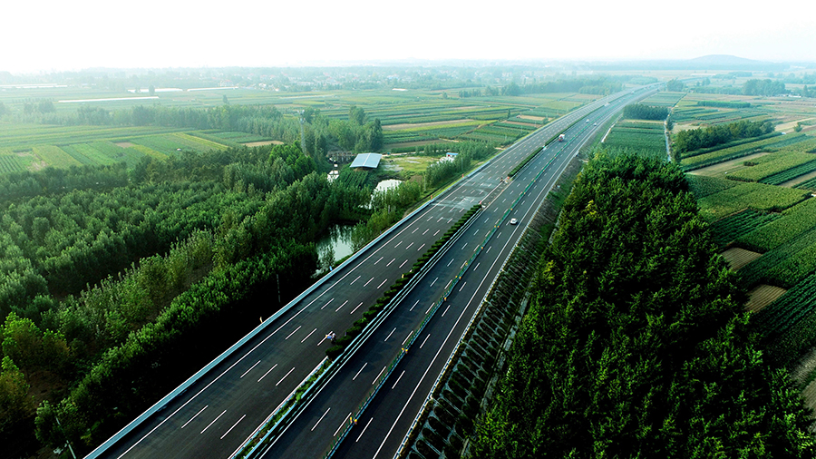 項目積極推廣應用“四新”技術，在全國首次采用六排放標準的單發、無級變速干式吸塵車，在節省燃油的同時，一次性清掃達到最佳效果。瀝青面層施工中采用SP1860-3超大型抗離析攤鋪機進行一次性全斷面攤鋪，解決了傳統作業方式可能產生的縱向接縫、平整度不均等問題，整體施工效率顯著提升，降低了施工成本。圖為通行后的京滬高速公路蘭陵段。