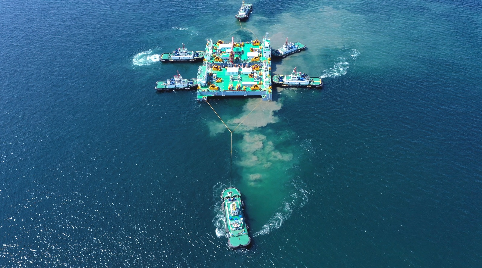 近日，中交集團一航局承建的大連灣海底隧道項目順利完成沉管浮運演練，為首節沉管浮運安裝奠定基礎。圖為大連灣海底隧道沉管浮運演練現場。