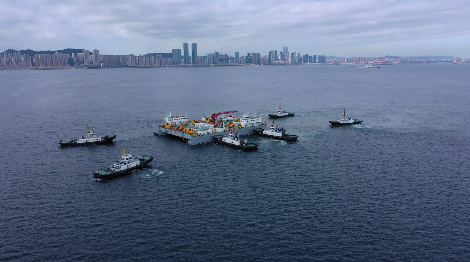 沉管浮運作為海底隧道工程的關鍵工序，具有沉管體量大、浮運航道窄、協調作業難等特點，本次演練使用了安裝船“津安2”和“津安3”，歷時近12個小時，演練了6種拖帶方式和9種作業工況，演練過程包括了主航道浮運、基槽穩船、航道偏離應急演練等內容。圖為大連灣海底隧道沉管浮運演練現場。