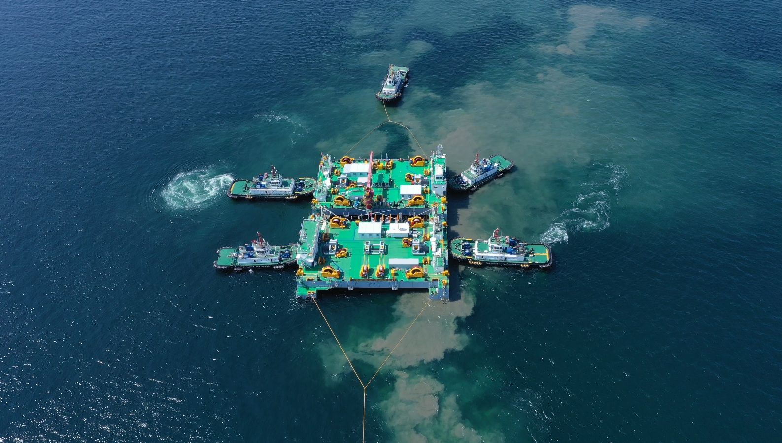 圖為大連灣海底隧道沉管浮運演練現場。