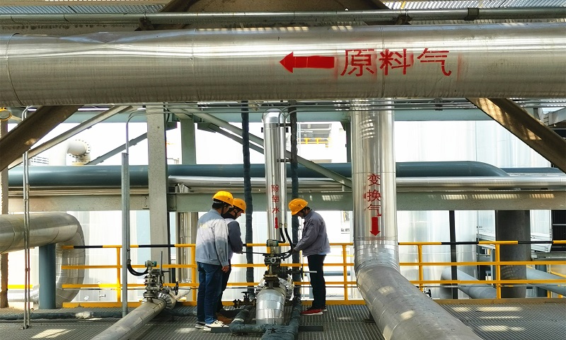 該項目于2019年8月開始施工，于2020年6月初全部完成管道安裝、試壓、吹掃、清洗，泵及壓縮機單機試車和電氣儀表調試工作，于8月29日開始聯動試車，并于9月9日產出產品。圖為工人在現場施工。