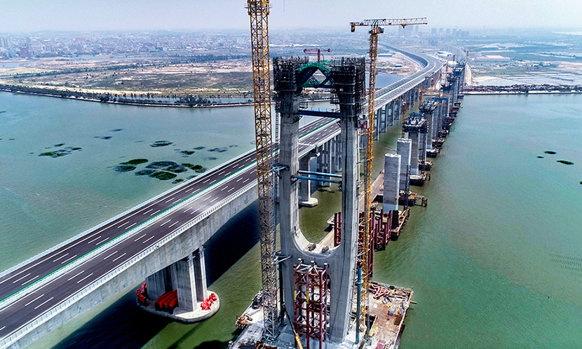 鐵四院聯合美術院校開展了景觀專題設計。橋塔融入海洋元素，采用了貝殼形曲線橋塔，兼顧結構合理和建筑美學。深水區引橋在國內鐵路上首次采用無支座整體式橋梁，縮短了海上施工作業時間，實現海上長聯引橋不設支座、減少了后期維養，滿足無砟軌道鋪設的技術條件和地震高烈度區長聯高墩跨海大橋的抗震要求。圖為建設中的泉州灣跨海大橋。