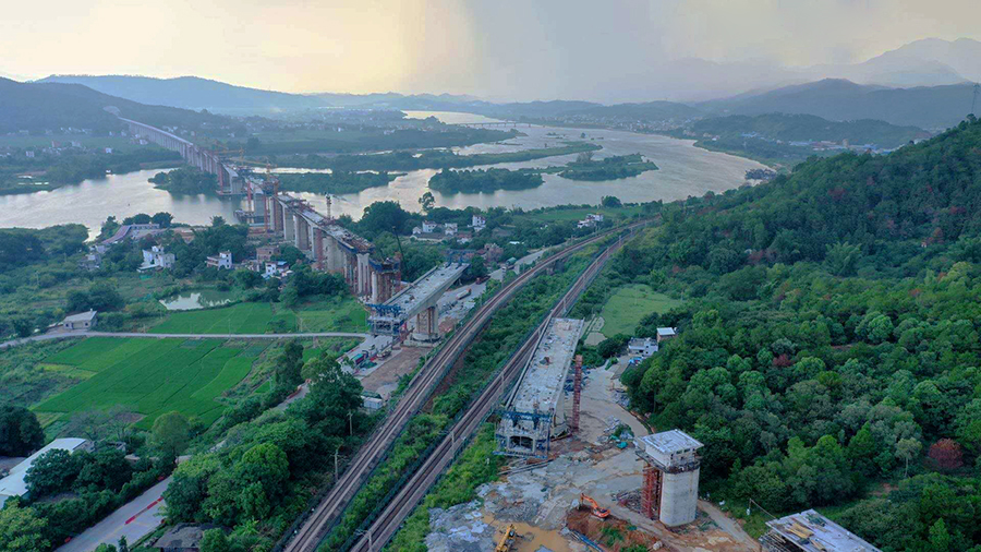 圖為贛深高鐵柳城上跨京九既有線。