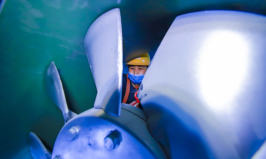 在機電設備安裝施工中，項目部使用了目前國內該領域最為先進的地鐵裝配式安裝技術。圖為技術人員正在進行地鐵內風機安裝。（范成濤 攝）