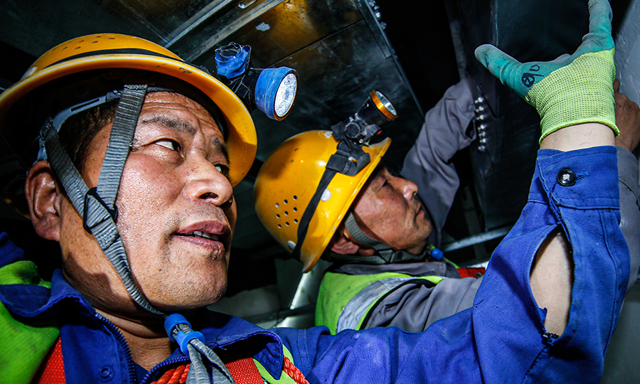 采用BIM技術+工廠化預制+裝配式的施工方案，利用BIM模型模擬推演施工，打造成高度集成化的裝配式機房。圖為工人正在進行地鐵設備安裝。（范成濤 攝）