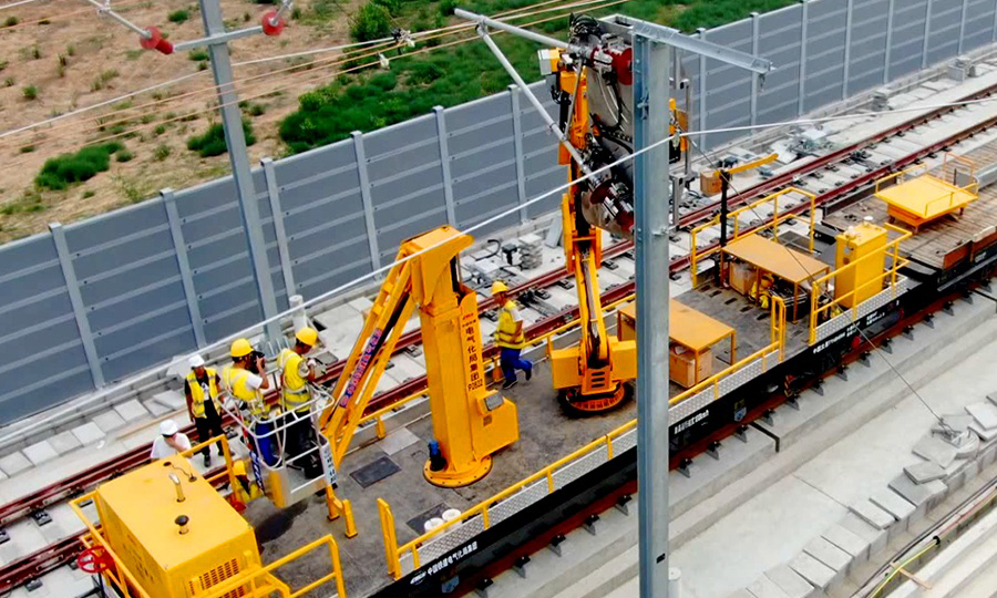 京雄城際鐵路正線全長92.785公里，其中，利用既有線3.7公里，新建線路89.085公里。中國鐵建電氣化局集團承擔電力、牽引變電、接觸網、通信、信號及其配套房屋工程建設。圖為中國鐵建電氣化局接觸網腕臂安裝智能裝備在京雄城際河北段作業現場。