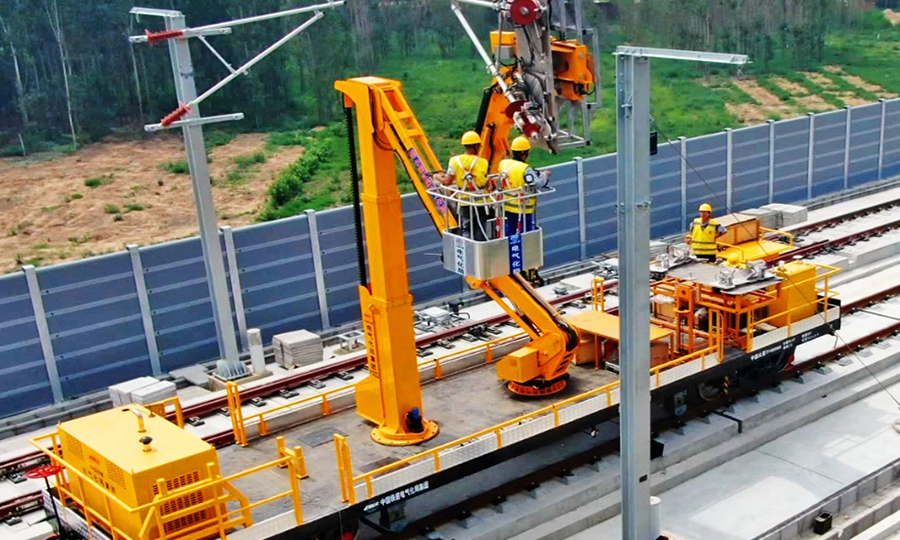 2018年10月項目上場后，中國鐵建電氣化局針對“智能京雄”建設涉及的核心專業——接觸網，成立了智能化裝備研發領導小組和現場推進小組，在充分調研國內外高鐵“四電”施工現狀基礎上，把研發智能化裝備目標定位于國內首創、國際先進，并聯手科研院，協同研發，形成了一整套科學嚴密的設計方案。圖為中國鐵建電氣化局接觸網腕臂安裝智能裝備在京雄城際河北段作業現場。