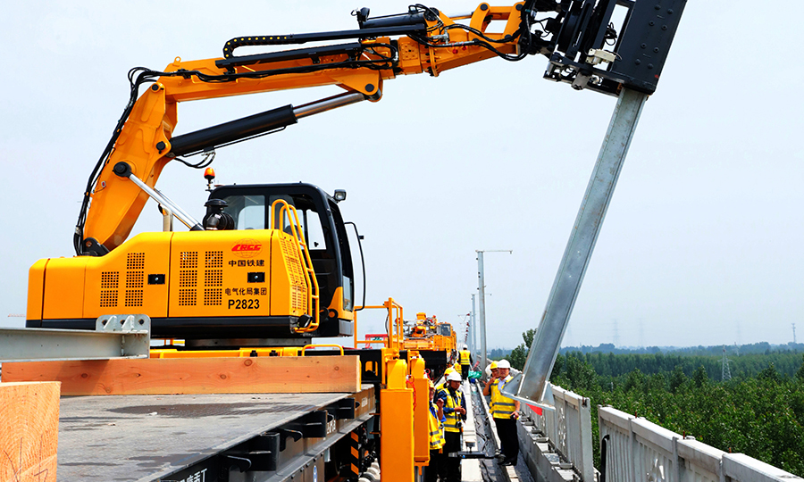 據悉，京雄城際鐵路河北段“四電”工程已進入收尾階段，正在進行設備調試和靜態驗收。按照計劃，全線將于年底建成通車。圖為中國鐵建電氣化局聯合研發的接觸網立柱組立智能裝備在京雄城際上線調試。（曹筱璐 攝）