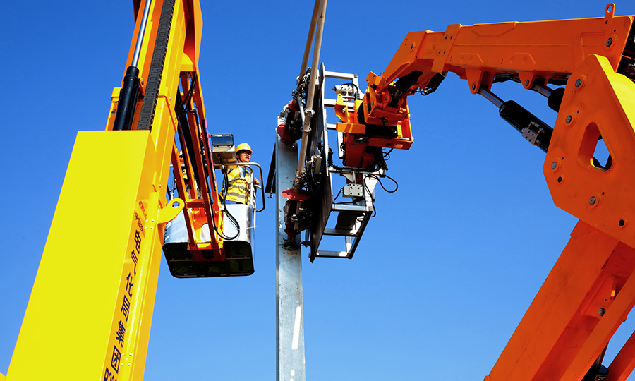 圖為中國鐵建電氣化局聯合研發的腕臂智能安裝設備在京雄城際鐵路(河北段)上線調試。（曹筱璐 攝）