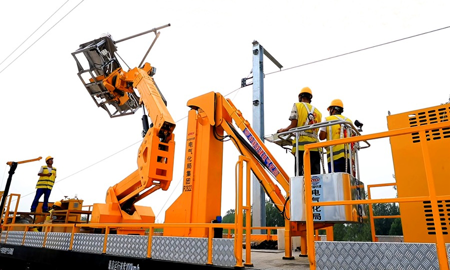 圖為中國鐵建電氣化局接觸網腕臂安裝智能裝備在京雄城際河北段作業現場。