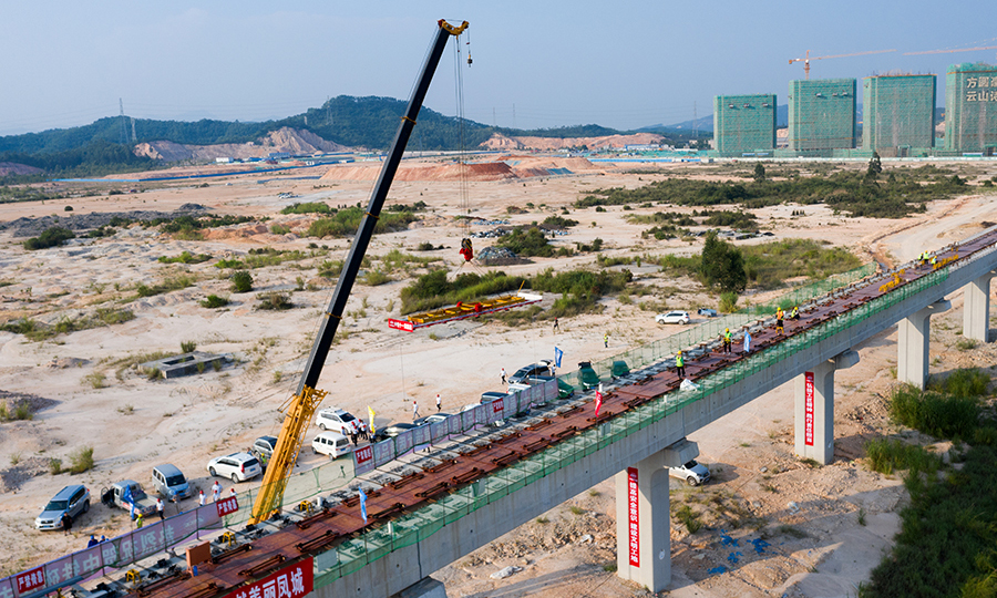 9月3日下午，由中國鐵建所屬鐵四院設計、中鐵磁浮主導建設的國內首條中低速磁浮旅游專線——清遠磁浮項目在位于廣東“鳳城”的鋪軌施工現場舉行“首段軌排鋪設”啟動儀式。17點18分，隨著一榀12.5米長的磁浮軌排緩緩升起并平穩鋪設，標志著清遠磁浮項目軌排鋪設工作正式“拉開帷幕”，線上軌道工程施工正式啟動。圖為清遠磁浮軌排鋪設現場。