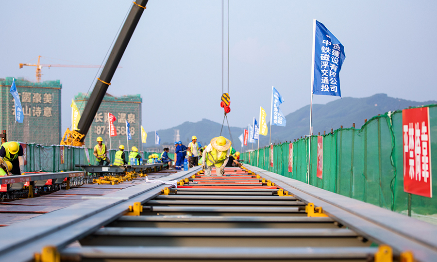 據悉，自8月勞動競賽啟動以來，該項目部克服工期緊、任務重、工程難度大以及技術含量高等困難，科學安排，超前準備，確保了此次磁浮軌排的按期開鋪。圖為現場施工人員正在以高鐵鋪軌標準進行磁浮軌排鋪設工作。