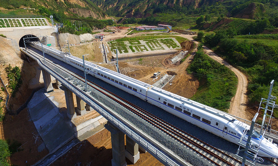 9月3日上午9時30分，隨著DJ1101次綜合檢測列車從西安北站緩緩駛出，標志著由中國鐵建所屬鐵一院設計，中鐵十一局、中鐵十二局、中鐵十九局、中鐵二十一局、中鐵二十二局等單位參建的西銀鐵路運行試驗正式進入“試跑”階段，為后續正式開通運營提供科學依據。圖為聯調聯試動檢列車駛入彬縣隧道。