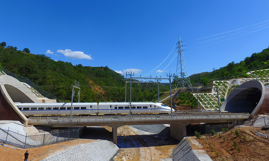 西銀高鐵陜西段聯調聯試，是利用綜合檢測車在規定測試速度下，對軌道、路基、橋梁、列車空氣動力學響應、電力牽引供電、通信、信號、客運服務系統、自然災害及異物侵限檢測系統、綜合接地、電磁環境、振動噪聲等項目進行綜合測試和動態驗收。圖為聯調聯試動檢列車駛出彬縣隧道。