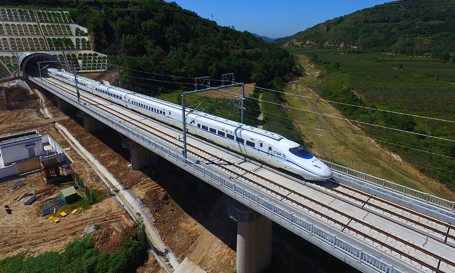 測試期間，通過驗證路基、軌道、道岔、橋梁等結構工程的適用性，評價振動噪聲、聲屏障、電磁環境等是否符合相關標準要求，根據綜合檢測結果，對線路設施設備進行精調，確保達到運營條件，為正式開通奠定基礎。圖為首趟聯調聯試動檢列車駛出小章隧道。