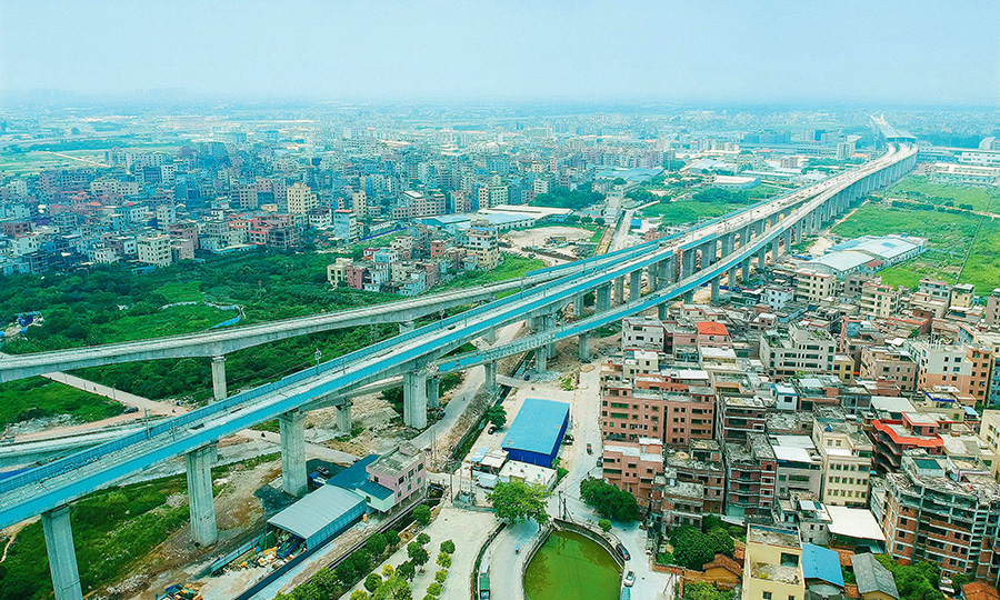 施工過程中，建設者積極開展技術攻關，對連續梁施工掛籃進行改進，克服因多次跨越公路、村道、河渠造成的支架施工地基處理難度大等難題，確保安全順利推進，獲多項實用新型專利。圖為已貫通的白沙村2號上下行線特大橋。（蔡如錦 攝）