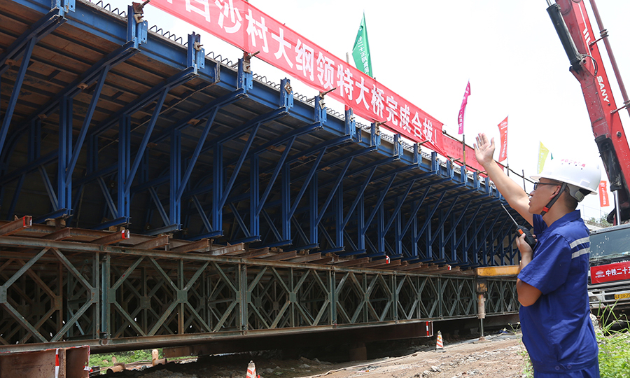 項目建成通車后，廣州南站至白云機場將實現半小時通達。圖為技術員盯控現場。（蔡如錦 攝）