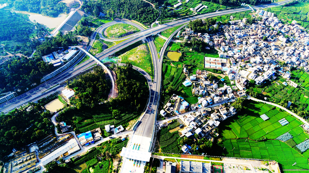 澄川高速主線全長46.48公里，設計時速為80公里/小時，全線共有分離式隧道8座，橋梁51座，橋隧比例62.1%，設互通式立交5個，收費站4個，服務區1個。圖為江城立交橋。