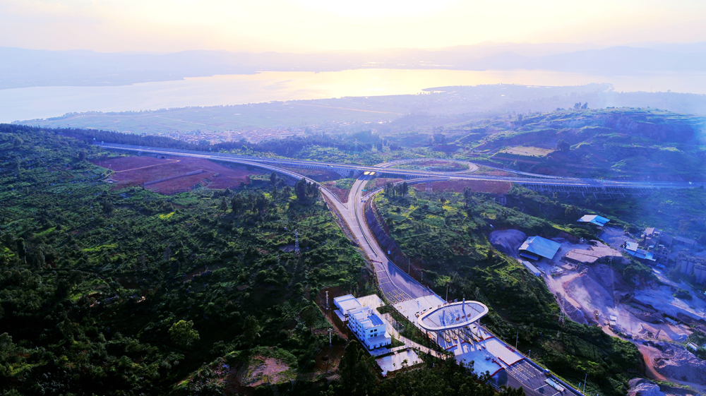 為加快推進控制性工程莫洛山隧道、碧云隧道、仙湖立交、祿充立交、大凹大橋的施工，項目指揮部黨組織采取一線工作法、“24小時服務”制，全力解決施工過程中難點、痛點問題。大凹大橋受制于地理位置，采用水磨鉆和霹靂器融合施工，未放一炮，如期建成。圖為螺絲鋪立交橋。