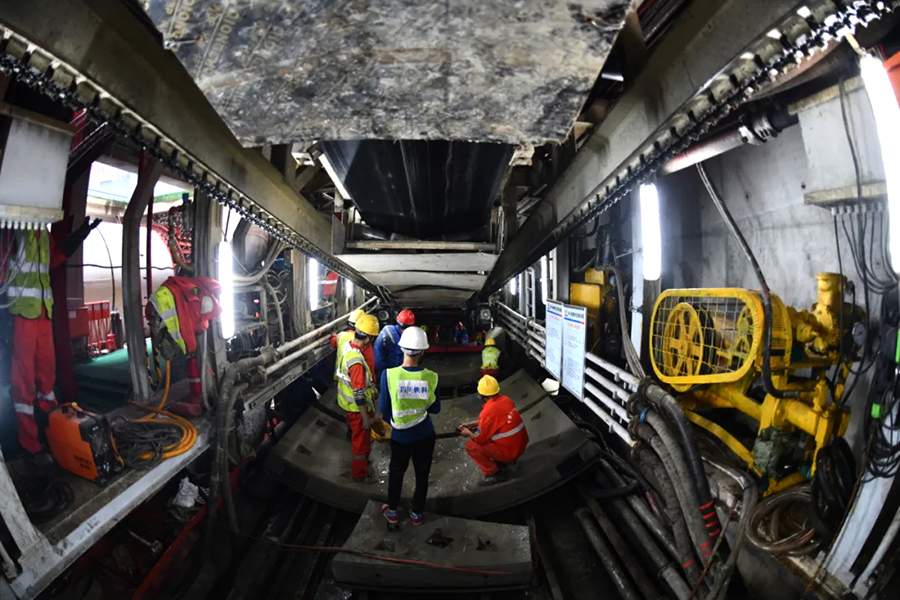 6號線一二期工程是成都地鐵施工難度最大的線路之一，自2016年7月開工以來，昆侖集團協同鐵建系統內16家集團公司，充分發揮中國鐵建全產業鏈優勢，累計投入48臺盾構機，先后攻克盾構下穿運營地鐵，鐵路既有線、市政橋梁、重疊隧道、密集市政管網以及盾構臨江始發與接收等512項重特大危險源。圖為盾構管片拼裝。