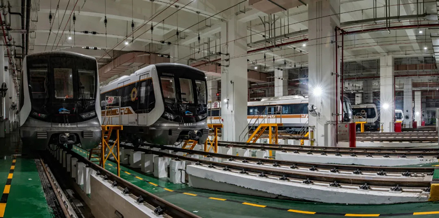 盾構施工18次下穿鐵路、地鐵和高速公路，創造了全國首次在富水砂卵石地層，盾構近距離“零沉降”下穿運營地鐵線，全國首次采用粘土咬合樁止水帷幕技術，臨江始發與接收盾構等新紀錄，并以單天最高掘進16環，單月最高掘進353環的數據刷新成都地鐵施工最快速度。