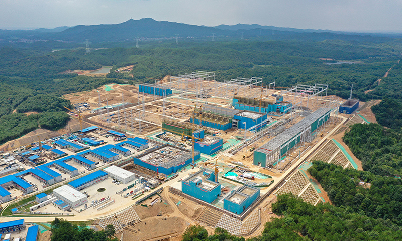 今年以來，國網江西省電力有限公司組織相關建設單位克服疫情、高溫影響，有序推進雅中至江西±800千伏特高壓直流輸電工程建設進度。截至目前，南昌換流站場平工程完成100%，江西段線路塔基開挖完成635基，占比99%；組塔完成429基，占比66%。圖為9月1日拍攝位于撫州市東鄉區的換流站施工現場。（新華社記者 郭杰文 攝）