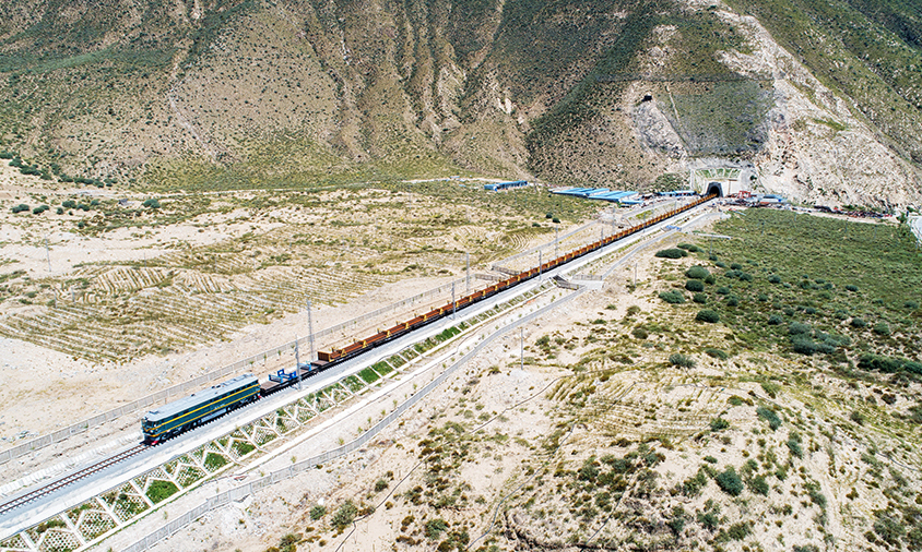 8月26日，在拉林鐵路拉隆隧道入口處，隨著一組500米長軌在WZ500長軌推送車的推送下精準地鋪設在無砟道床上，標志著拉林鐵路全線正式恢復鋪軌施工，進入攻堅階段。圖為拉林鐵路全線恢復鋪軌施工。